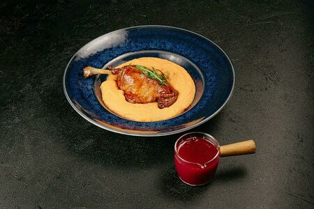 Утка Конфи с соусом