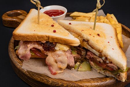 Сэндвич с ростбифом и картофелем фри