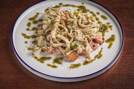 Салат с жареным кальмаром и печеным картофелем