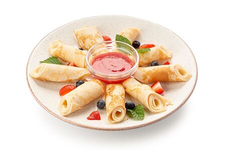 Блинчики со свежими ягодами и топпингом