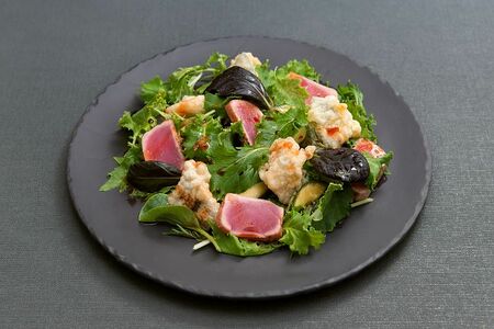 Салат с баклажанами и обжаренным тунцом