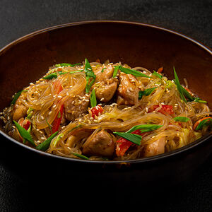 Вок с фунчозой и курицей