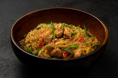 Вок с фунчозой и курицей