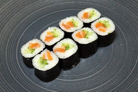 Ролл с лососем и огурцом малый
