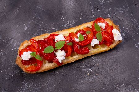 Эклер с печеным перцем и овечьим сыром