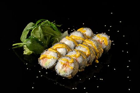 Теплый ролл с лососем кимчи и манго соусом