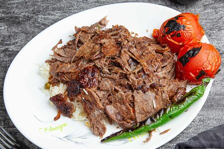 Донер на тарелке с рисом