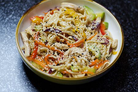 Пшеничная лапша с куриным филе и овощами