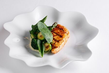 Куриное филе на гриле с зелёными овощами и кремом из артишоков