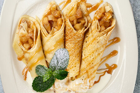 Блинчики с яблоком и корицей