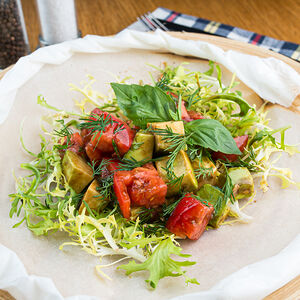 Розовые помидоры с авокадо