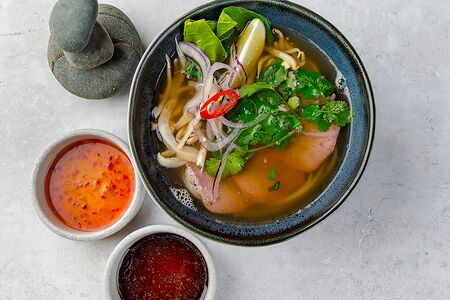 Вьетнамский суп Фо-бо с говядиной и рисовой лапшой