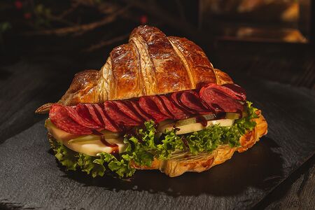 Круассан с салями и соусом BBQ