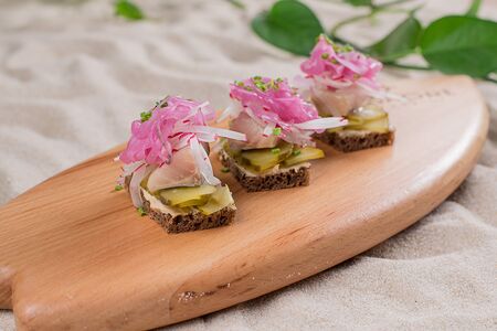 Тапас с селёдкой на бородинском хлебе