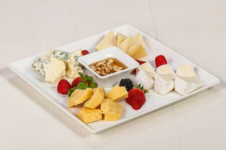 Ассорти европейских сыров