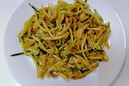 Уши свиные с огурцом