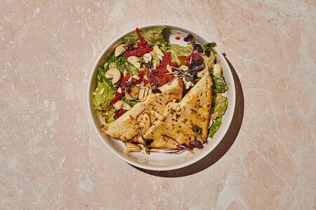 Салат с тофу с ореховым соусом Vegan