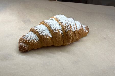 Круассан малиновый