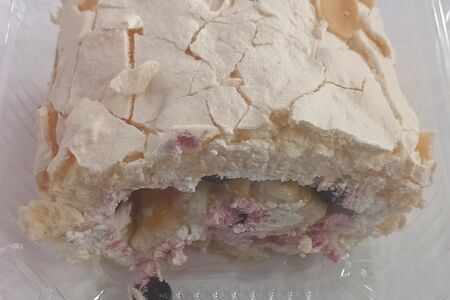 Рулет меренговый со смородиной