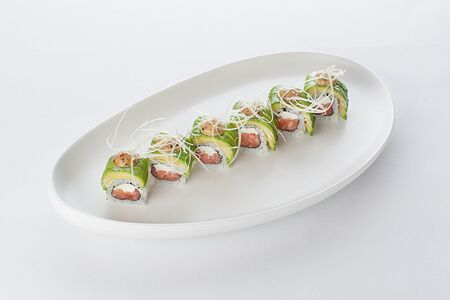 Ролл с лососем и авокадо