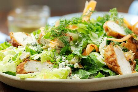 Салат Цезарь с курицей