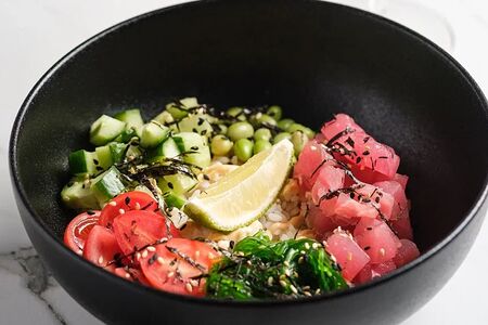 Поке с рисом, тунцом и бобами эдамаме