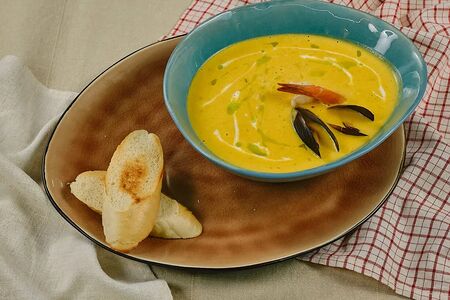 Тыквенно-морковный крем-суп с тигровой креветкой и мидиями