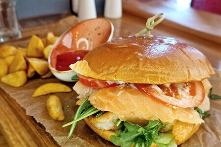 Бургер с креветками и сёмгой