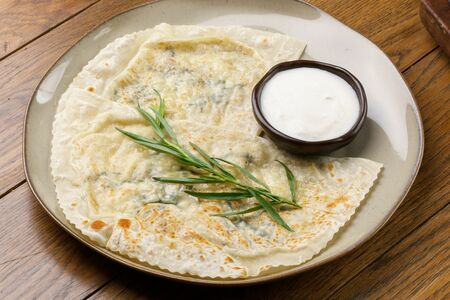 Кутабы с тархуном и сыром