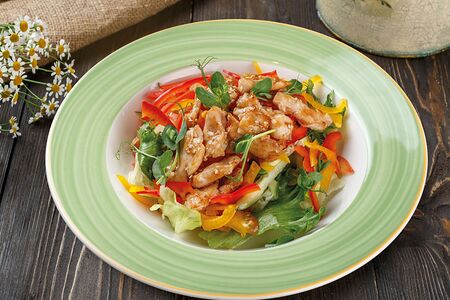 Теплый салат с курицей