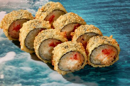 Теплый ролл с лососем