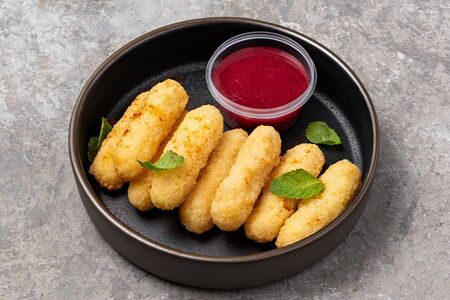 Сырные палочки с вишневым соусом