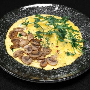 Омлет с грибами, сыром и зеленью