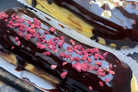 Шоколадный эклер