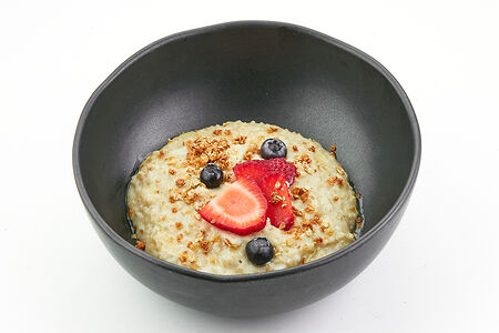 Овсяная каша с сезонными ягодами на кокосовом молоке