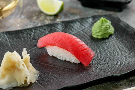 Суши с тунцом