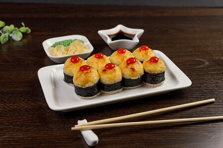 Запеченный ролл с лососем терияки