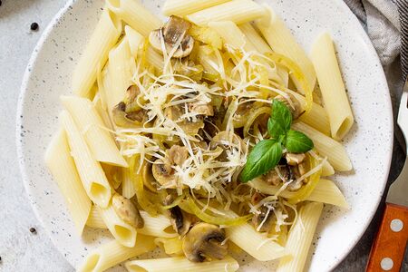 Куриная грудка с пенне и грибами