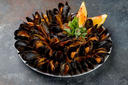 Мидии в фирменном соусе том ям