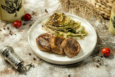 Бейти-ягненок с салатом айсберг и ореховым соусом