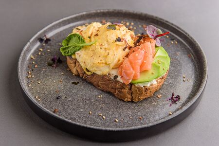 Скрэмбл с лососем и авокадо