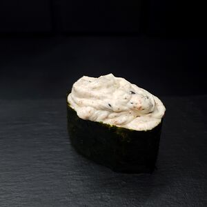 Гункан с лососем в соусе спайси