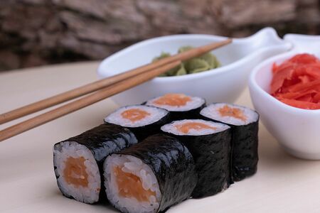 Мини-ролл с лососем