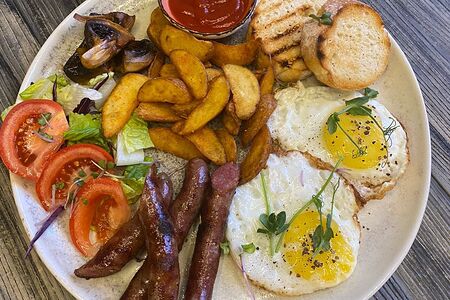 Классический завтрак с колбасками яичницей и овощами