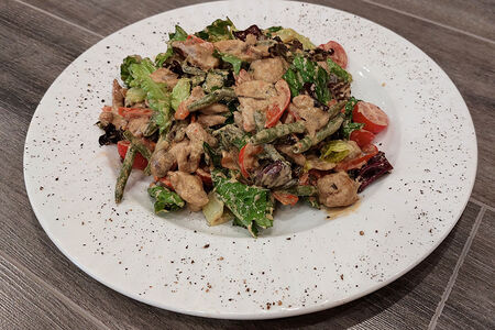 Салат со cвинoй вырезкой