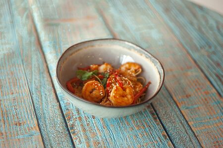 Рисовая лапша с креветками