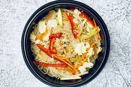 Лапша Wok ручной работы с овощами