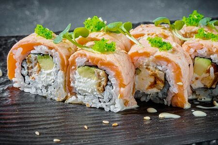 Ролл Опалённый лосось и угорь