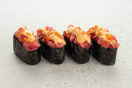 Острые суши с тунцом (4 шт)