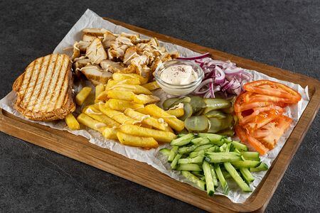 Шаверма на тарелке с курицей